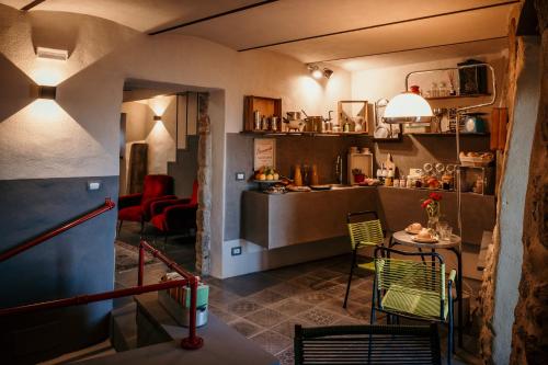 a kitchen with a table and chairs in a room at B&B La Castellina in Abbadia San Salvatore