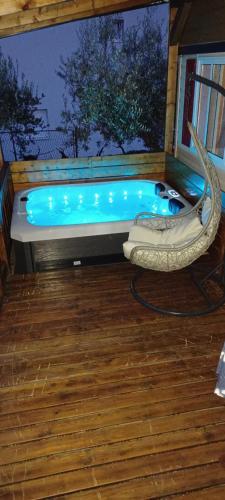 bañera de hidromasaje en la cubierta de una casa en House Matea en Bilice