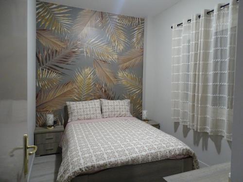 - une chambre avec un lit et du papier peint tropical dans l'établissement Paradiso Apartment, à Corfou