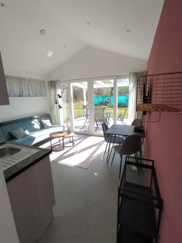 Η κουζίνα ή μικρή κουζίνα στο Holiday Bungalow am Quendorfer See