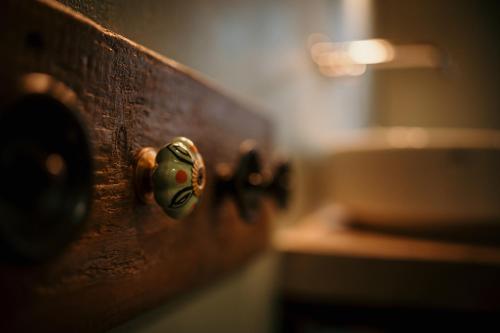 a wooden door with a knob on it at B&B La Castellina in Abbadia San Salvatore