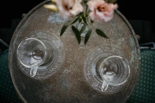 two vases with flowers sitting on top of a table at B&B La Castellina in Abbadia San Salvatore
