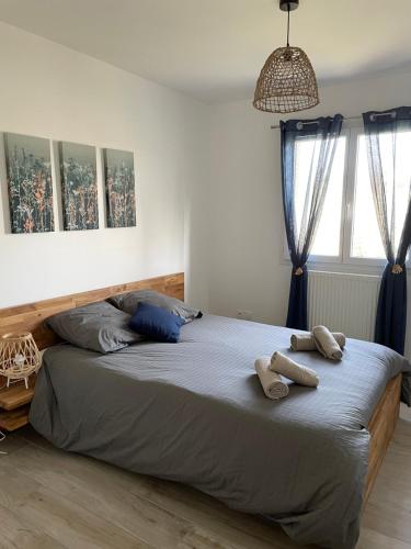 una camera da letto con un letto con due asciugamani sopra di Les Villas de Castel - Villa Les Roses a Castelmaurou