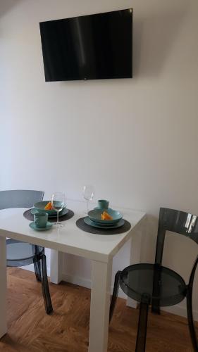 A television and/or entertainment centre at Malibu Apartments