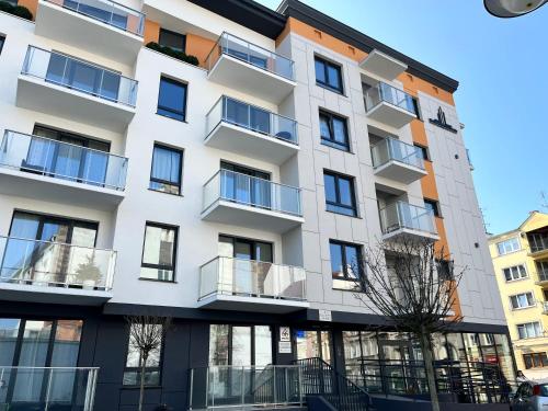 ein Apartmenthaus mit Balkon in einer Stadtstraße in der Unterkunft Złote Apartamenty 58 in Legnica