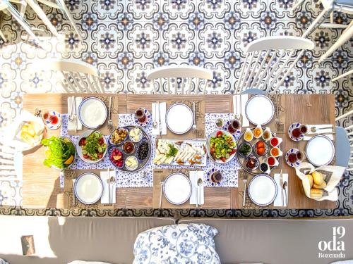 un tavolo con piatti di cibo sopra di 19 Oda Bozcaada a Çanakkale