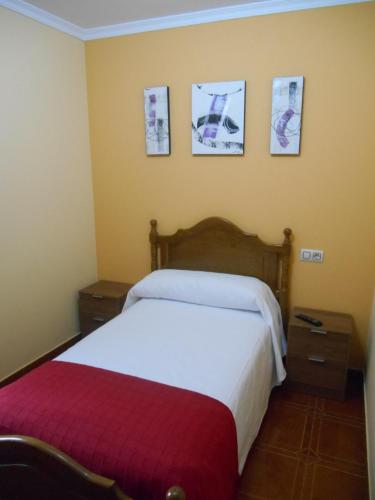 Ein Bett oder Betten in einem Zimmer der Unterkunft A CARAMIÑA