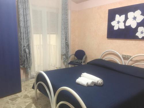 トロペアにあるA Casa di Nunziのベッドルーム1室(青いテーブル、白いタオル付)