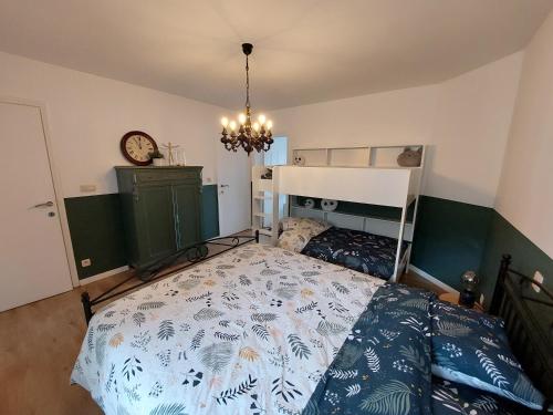 Ένα ή περισσότερα κρεβάτια σε δωμάτιο στο Sea-cret, een sfeervol appartement aan zee