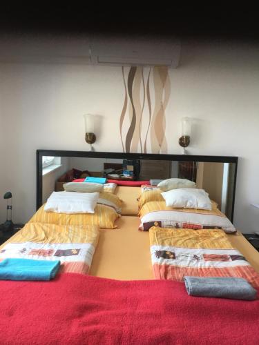 艾爾德貝涅的住宿－Dombi Porta，红色地毯的房间的一组床位