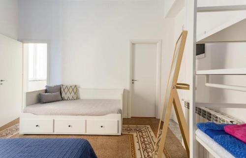 - une chambre avec un lit et des lits superposés dans l'établissement Charmie flat, à Palerme