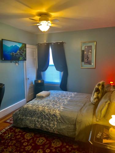 a bedroom with a bed and a ceiling fan at Stylish, Cozy 2BR Private Apt, 2nd Floor, Scenic View, Well-Appointed, Near Providence, MA, RI Line, I-95 Access in Pawtucket