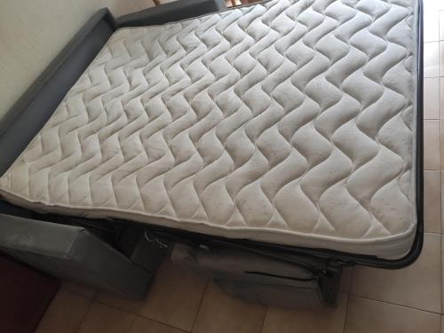 un matelas installé au-dessus du sol dans l'établissement Studio Nice colline avec parking privé, à Nice