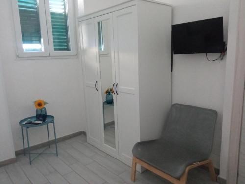Televisyen dan/atau pusat hiburan di Domus Linda B&B