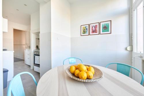 Quiet and Central 2BR APT, By TimeCooler