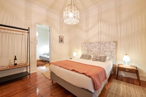 Quiet and Central 2BR APT, By TimeCooler