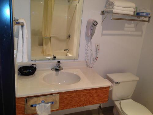een badkamer met een wastafel en een toilet bij Budget Host Caribou Inn in Hallock