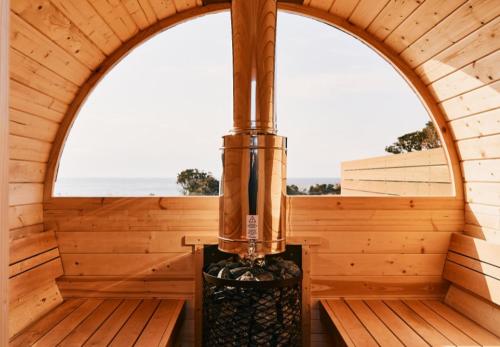 una vista interior de una sauna con dos ventanas en ritomaru villa @ hatsuyama iki, en Iki