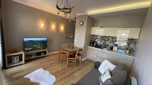 Køkken eller tekøkken på Dziki Apartament Panorama Gór, Duży Taras z Widokiem na Góry