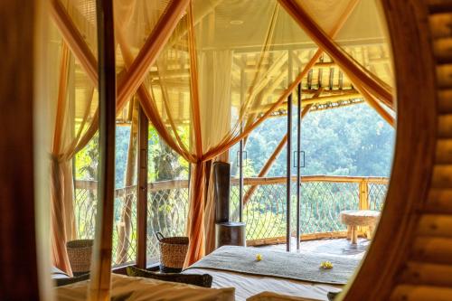 Ένα ή περισσότερα κρεβάτια σε δωμάτιο στο Eclipse House 4bds Eco Bamboo House Pool RiverView