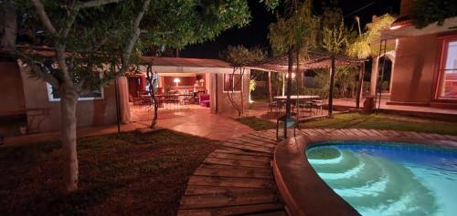Un patio trasero con piscina por la noche. en Relais Esmeralda, en Lalla Takerkoust