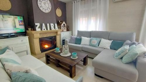 sala de estar con sofá y chimenea en bellazaira, en Ruidera