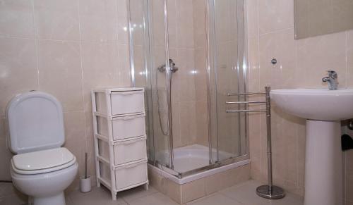 y baño con ducha, aseo y lavamanos. en Casa Miguelito, en Aveiro