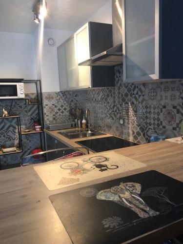 une cuisine avec un évier et un plan de travail dans l'établissement ORION, à Cannes