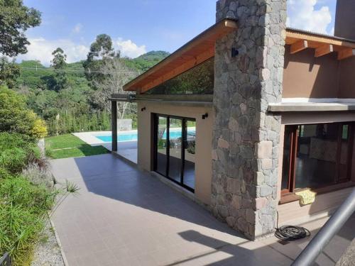 ein Haus mit einer Terrasse und einem Pool in der Unterkunft Hermosa casa con pileta asador patio de fuego in San Salvador de Jujuy