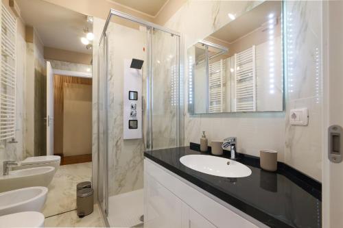 łazienka z umywalką, prysznicem i toaletą w obiekcie Castello Luxury Apartment - in the heart of Milan w Mediolanie