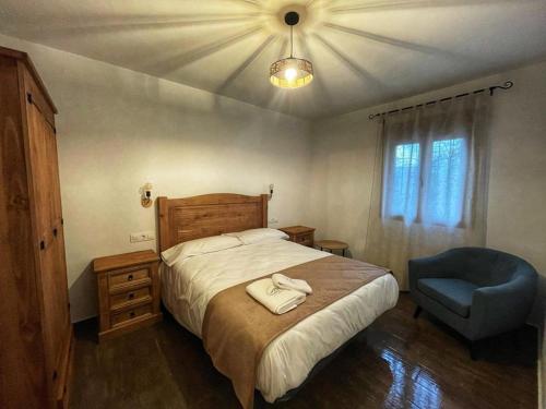 Katil atau katil-katil dalam bilik di APARTAMENTOS DOÑA JIMENA DEL AMBROZ 4 Estrellas complejo único en el centro del pueblo