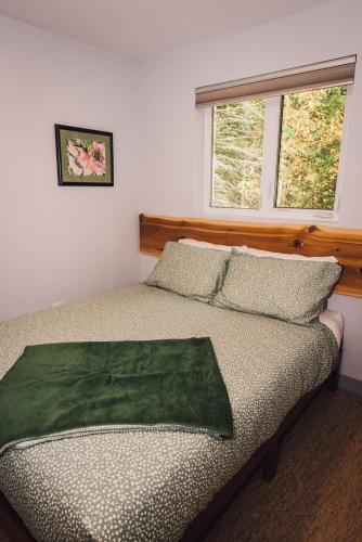 Una cama o camas en una habitación de Across the Creek Cabins