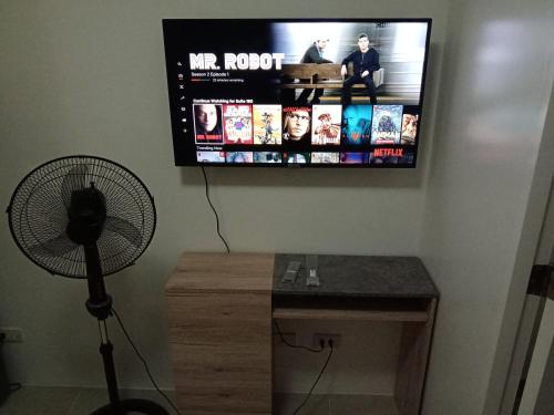 Una televisión o centro de entretenimiento en Brookridge Suites