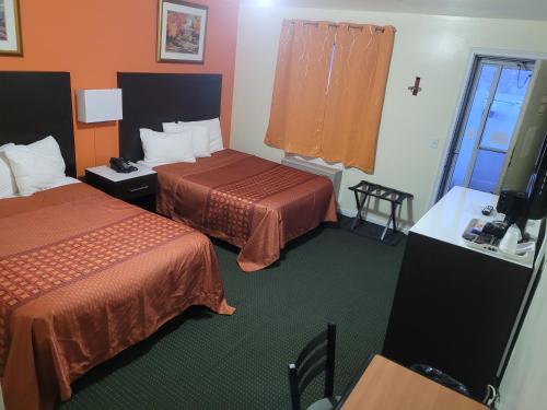 a hotel room with two beds and a window at Norvic Motel in Coniston