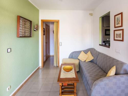 een woonkamer met een bank en een tafel bij Belvilla by OYO Sant Pere Playa in Sant Pere Pescador