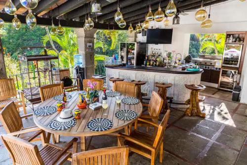 Un restaurante o sitio para comer en Hacienda María Elena