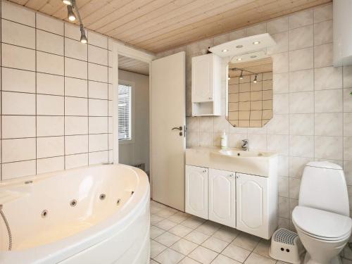 Bathroom sa Holiday home Hals CXI