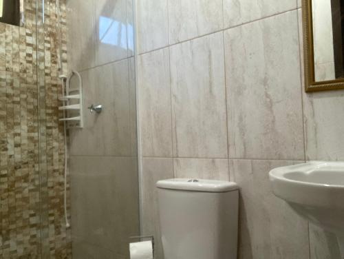 uma casa de banho com um WC e um lavatório em Casa Foca em Bombinhas