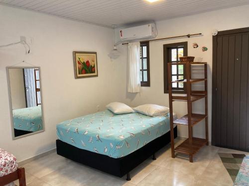 邦比尼亞斯的住宿－Casa Foca，一间卧室配有一张带梯子和镜子的床