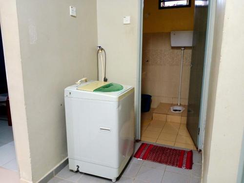 ein kleines Bad mit einem kleinen Kühlschrank in einem Zimmer in der Unterkunft Rumah Tamu Pekan (semi D) in Pekan