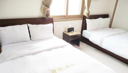 Postel nebo postele na pokoji v ubytování Golden Park Hotel