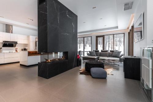 Posezení v ubytování Nordic Lodge Tremblant -5 Bdrs,hot Tub,pool Table