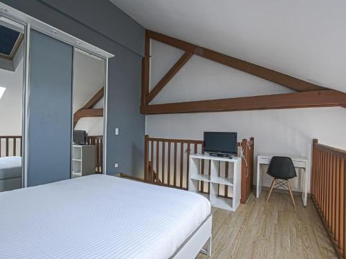 Llit o llits en una habitació de Tasteful apartment in Comes with terrace
