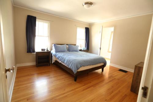 Ein Bett oder Betten in einem Zimmer der Unterkunft Blue House, Blocks from Ross-Aide, Mackey, Samara House, Birck Golf Complex