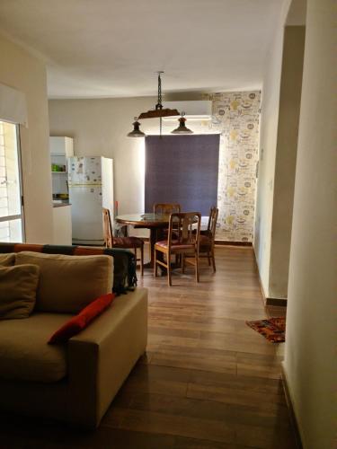 ein Wohn- und Esszimmer mit einer Couch und einem Tisch in der Unterkunft Casa de Campo in Yanda