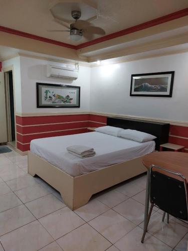 a bedroom with a large bed in a room at Kokomos Hotel and Restaurant in Angeles