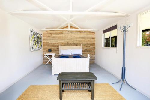 Camera con letto e tavolo di Aloha - Short Drive to Berry & The Beach - Fireplace and Firepit a Shoalhaven Heads