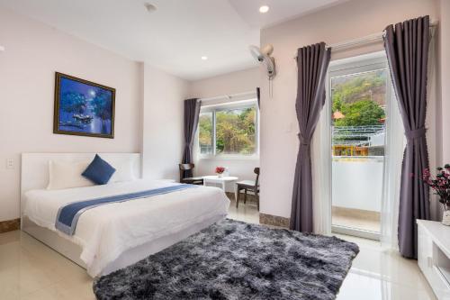 Schlafzimmer mit einem Bett und einem Fenster in der Unterkunft Camy A Sin Hotel & Apartment in Xã Thang Tam