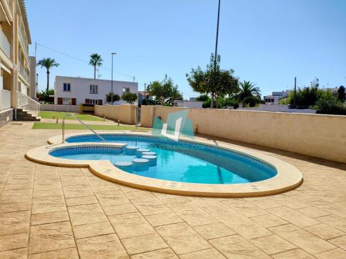 Piscina en o cerca de Renovated apartment with shared pool 50m from the beach