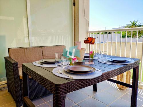 Un restaurante o sitio para comer en Renovated apartment with shared pool 50m from the beach
